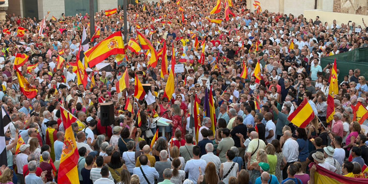 Guadalajara se desborda en la Plaza Mayor en apoyo a Ceuta: «La soberanía española no se cuestiona» Guadalajara se desborda en la Plaza Mayor en apoyo a Ceuta: «La soberanía española no se cuestiona»