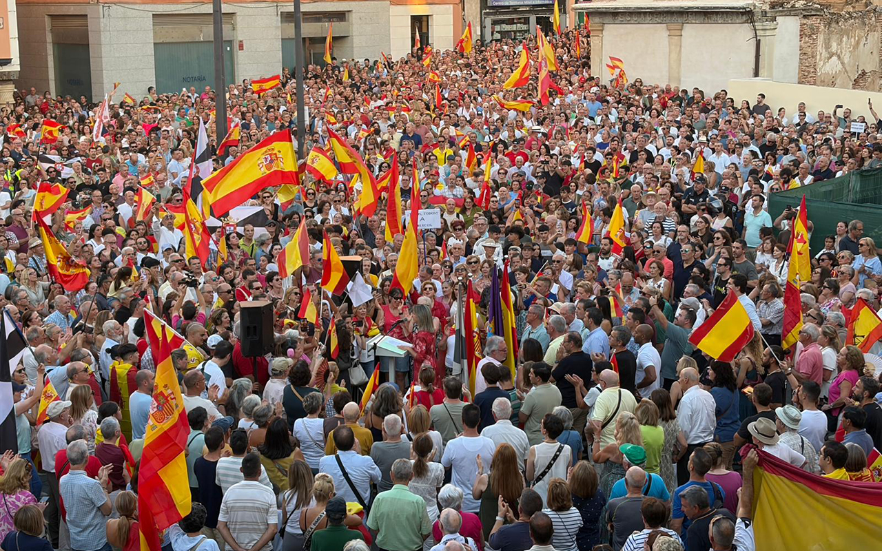Guadalajara se desborda en la Plaza Mayor en apoyo a Ceuta: «La soberanía española no se cuestiona» Guadalajara se desborda en la Plaza Mayor en apoyo a Ceuta: «La soberanía española no se cuestiona»