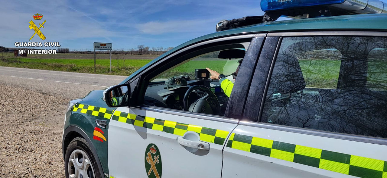 Investigados dos motoristas interceptados a casi 200 km/h en la CM-2028 en Armuña de Tajuña Investigados dos motoristas interceptados a casi 200 km/h en la CM-2028 en Armuña de Tajuña