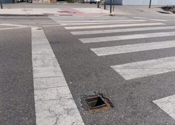 IU denuncia que un bache sin reparar en Azuqueca quedará oculto bajo las talanqueras de los encierros