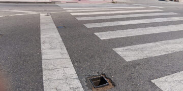 IU denuncia que un bache sin reparar en Azuqueca quedará oculto bajo las talanqueras de los encierros