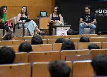 Inés Hernand y Nerea Pérez de las Heras reflexionan sobre la imagen estereotipada de la juventud en la UCLM ante más de 120 personas Inés Hernand y Nerea Pérez de las Heras reflexionan sobre la imagen estereotipada de la juventud en la UCLM ante más de 120 personas