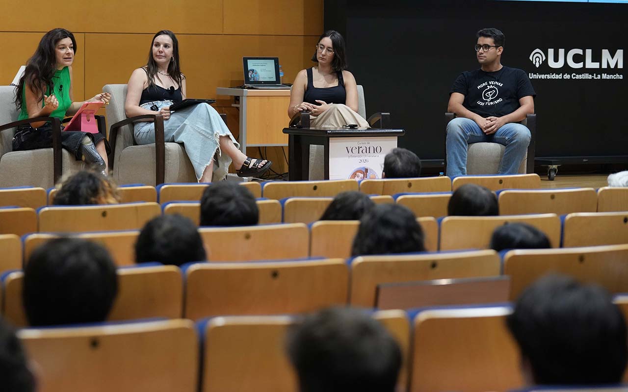 Inés Hernand y Nerea Pérez de las Heras reflexionan sobre la imagen estereotipada de la juventud en la UCLM ante más de 120 personas Inés Hernand y Nerea Pérez de las Heras reflexionan sobre la imagen estereotipada de la juventud en la UCLM ante más de 120 personas