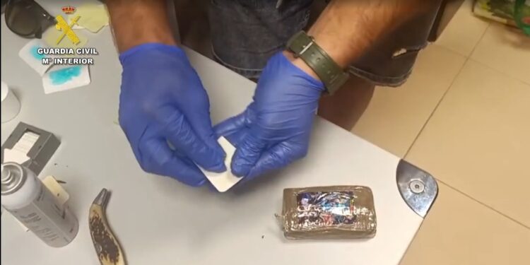 Interceptado en la A-3 a su paso por Tarancón tras arrojar 240 gramos de droga por la ventanilla Interceptado en la A-3 a su paso por Tarancón tras arrojar 240 gramos de droga por la ventanilla