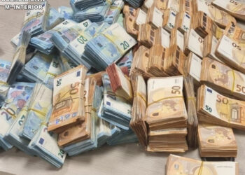 Interceptan en la A-3 a su paso por Villares del Saz un coche con 280.000 euros ocultos Interceptan en la A-3 a su paso por Villares del Saz un coche con 280.000 euros ocultos