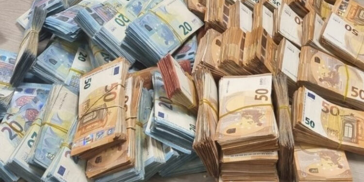 Interceptan en la A-3 a su paso por Villares del Saz un coche con 280.000 euros ocultos Interceptan en la A-3 a su paso por Villares del Saz un coche con 280.000 euros ocultos