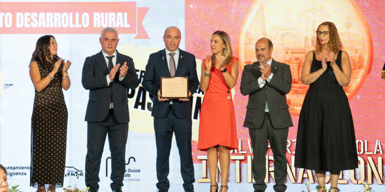 La Feria Apícola de Pastrana recibe la Placa al Mérito de la Provincia por su contribución al desarrollo rural