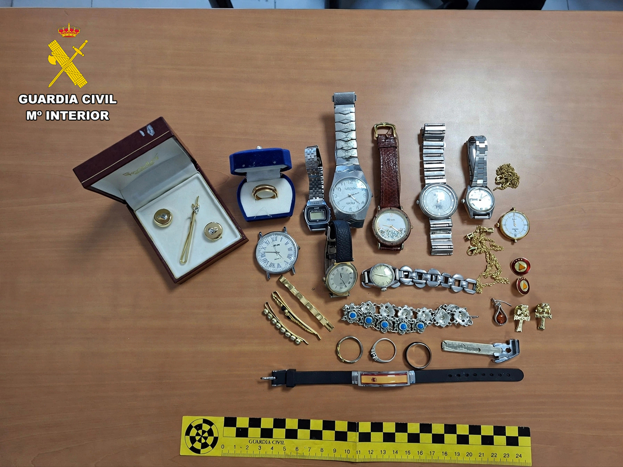La Guardia Civil detiene en El Casar a un hombre escondido entre cajas tras asaltar una vivienda La Guardia Civil detiene en El Casar a un hombre escondido entre cajas tras asaltar una vivienda