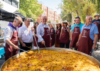 La Paella Solidaria de la Diputación y las Peñas alcanza las 7.000 raciones repartidas a beneficio de ADEM-GU