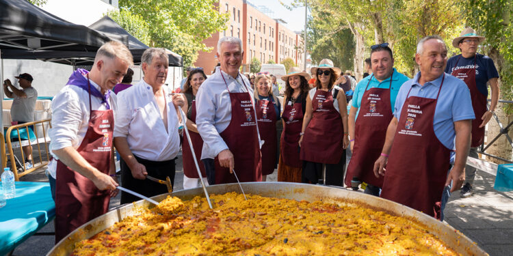 La Paella Solidaria de la Diputación y las Peñas alcanza las 7.000 raciones repartidas a beneficio de ADEM-GU La Paella Solidaria de la Diputación y las Peñas alcanza las 7.000 raciones repartidas a beneficio de ADEM-GU