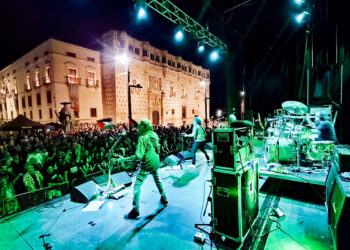 La Plaza de España vibra con el rock ante el Palacio del Infantado