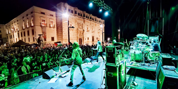 La Plaza de España vibra con el rock ante el Palacio del Infantado La Plaza de España vibra con el rock ante el Palacio del Infantado