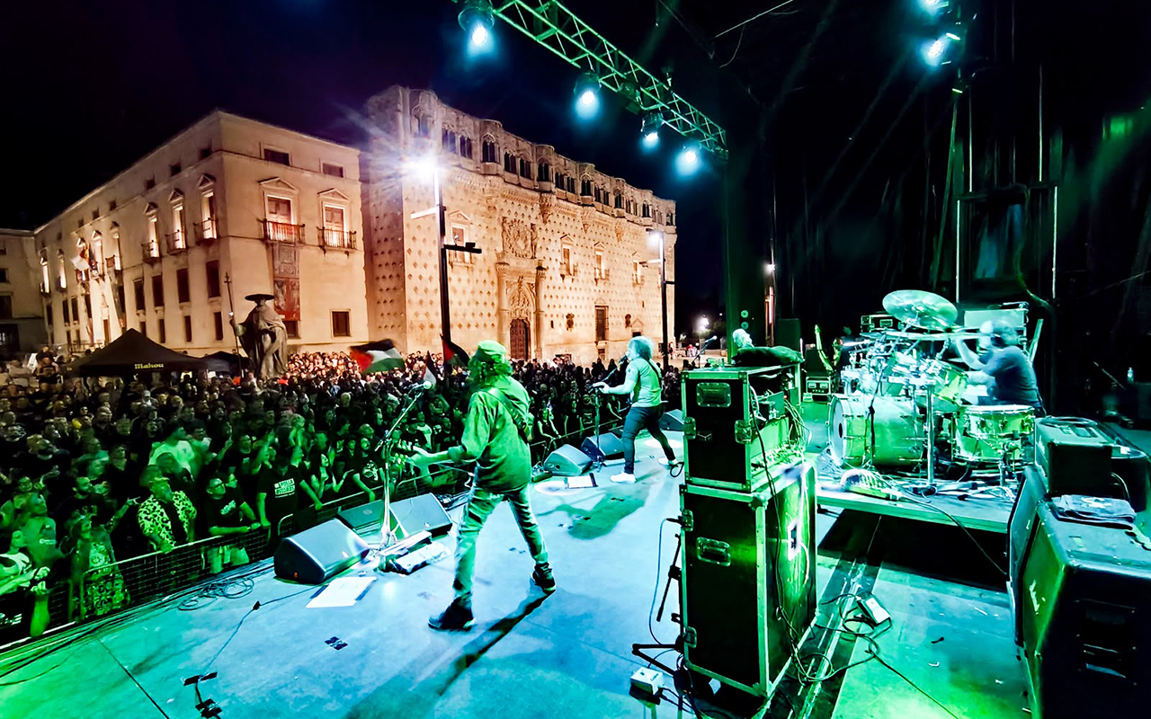 La Plaza de España vibra con el rock ante el Palacio del Infantado La Plaza de España vibra con el rock ante el Palacio del Infantado