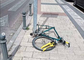 La Policía Local de Cuenca retira al depósito varias bicicletas atadas al mobiliario urbano