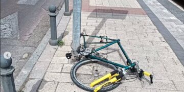 La Policía Local de Cuenca retira al depósito varias bicicletas atadas al mobiliario urbano