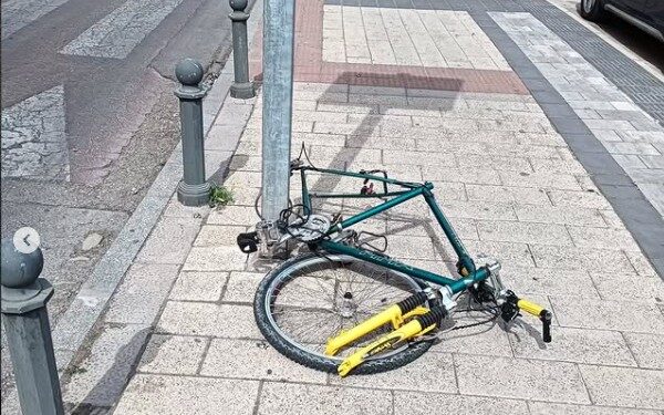 La Policía Local de Cuenca retira al depósito varias bicicletas atadas al mobiliario urbano La Policía Local de Cuenca retira al depósito varias bicicletas atadas al mobiliario urbano