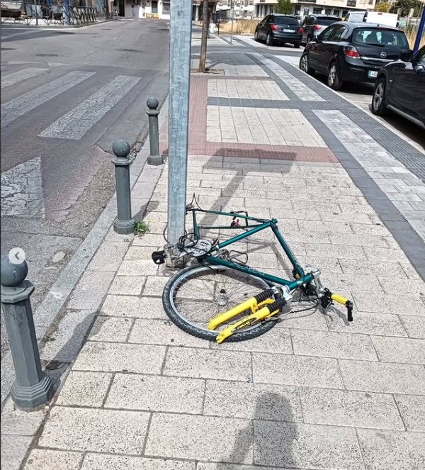 La Policía Local de Cuenca retira al depósito varias bicicletas atadas al mobiliario urbano La Policía Local de Cuenca retira al depósito varias bicicletas atadas al mobiliario urbano
