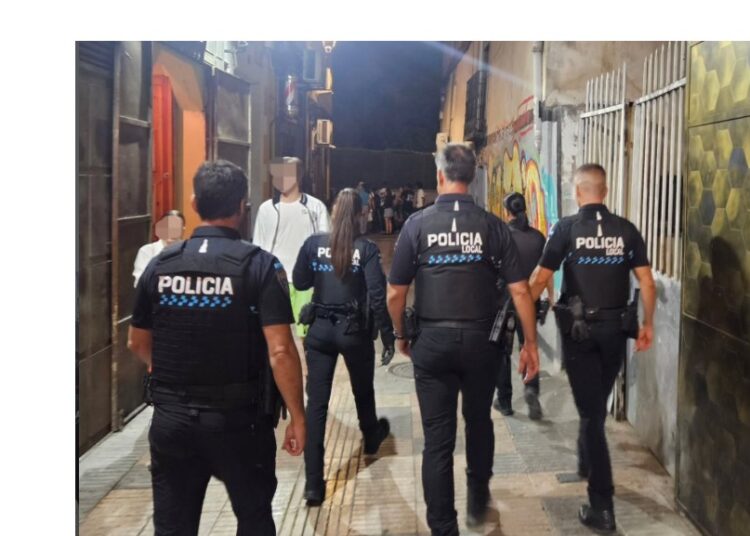 La Policía Local de Cuenca sorprende a un grafitero en la calle María Luisa Vallejo e interviene en 17 avisos nocturnos