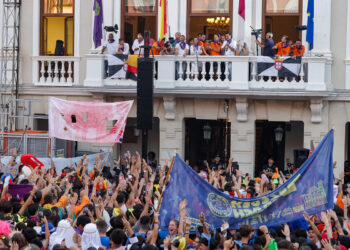 La marea naranja de Escopitos inaugura las Ferias de Guadalajara ante una abarrotada Plaza Mayor