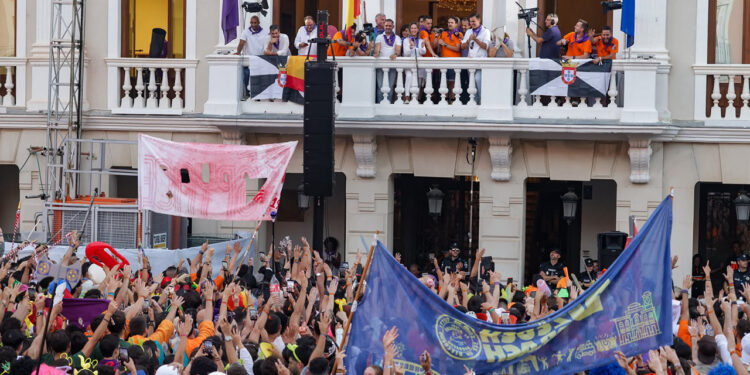 La marea naranja de Escopitos inaugura las Ferias de Guadalajara ante una abarrotada Plaza Mayor La marea naranja de Escopitos inaugura las Ferias de Guadalajara ante una abarrotada Plaza Mayor