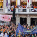 La marea naranja de Escopitos inaugura las Ferias de Guadalajara ante una abarrotada Plaza Mayor