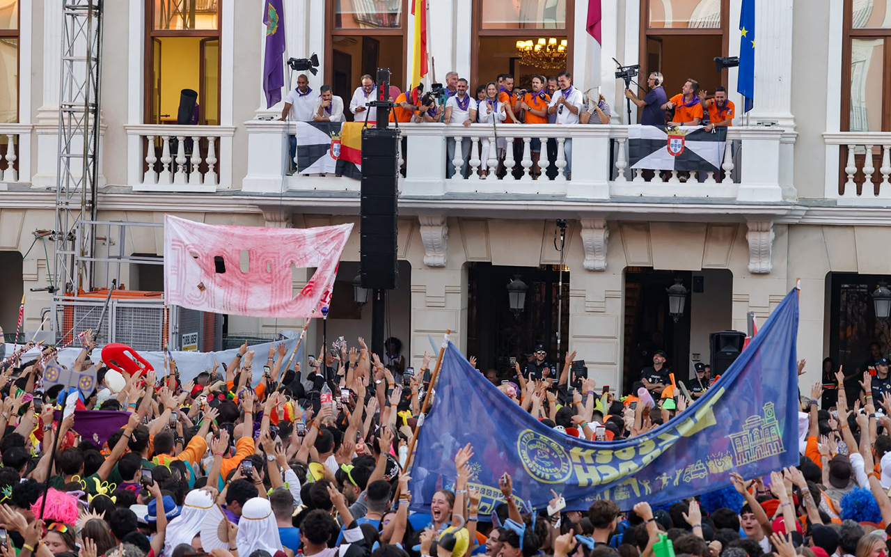 La marea naranja de Escopitos inaugura las Ferias de Guadalajara ante una abarrotada Plaza Mayor La marea naranja de Escopitos inaugura las Ferias de Guadalajara ante una abarrotada Plaza Mayor