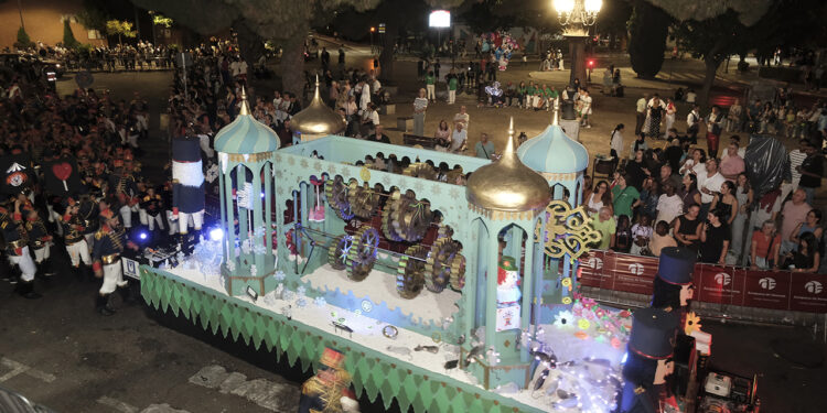 La peña Las Torres conquista el 49 Desfile de Carrozas de Azuqueca con «El cascanueces y los cuatro reinos»