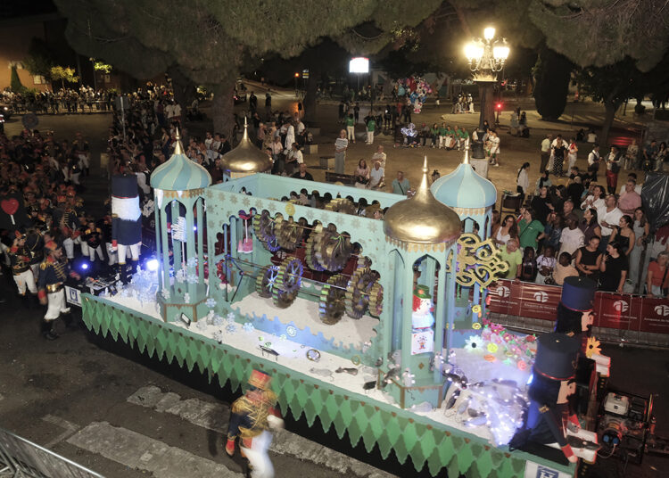 La peña Las Torres conquista el 49 Desfile de Carrozas de Azuqueca con «El cascanueces y los cuatro reinos»