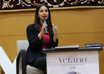 La periodista Laura Piñero inaugura en Cuenca el curso de verano de la UCLM sobre los retos de la juventud en la actualidad