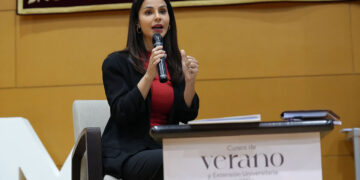 La periodista Laura Piñero inaugura en Cuenca el curso de verano de la UCLM sobre los retos de la juventud en la actualidad