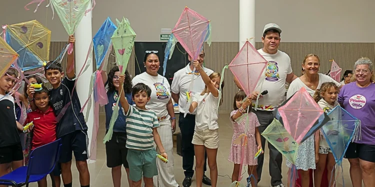 Las Lomas reúne a más de 200 personas en el estreno del Festival de Cometas de Guadalajara Las Lomas reúne a más de 200 personas en el estreno del Festival de Cometas de Guadalajara