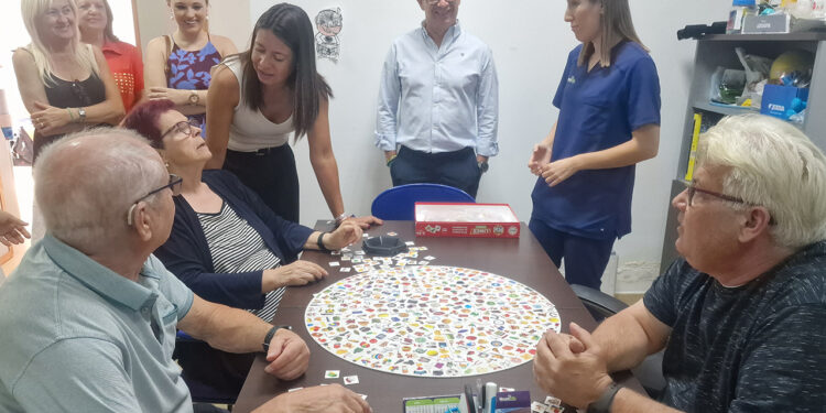 Las asociaciones de párkinson atienden a 475 familias en Cuenca con terapias itinerantes en pueblos pequeños
