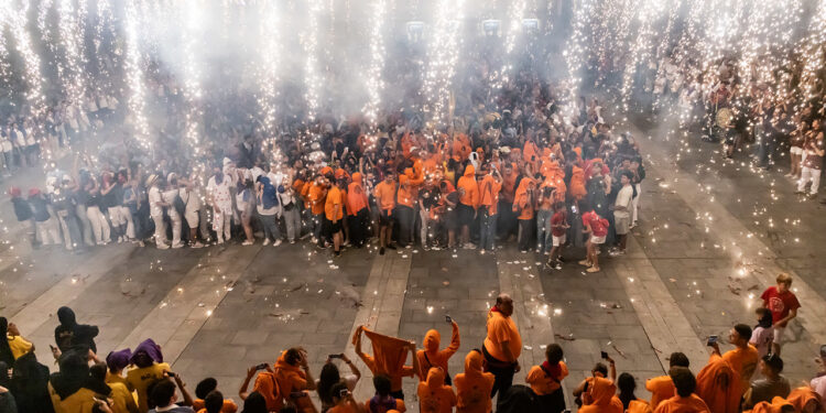Las peñas despiden las Ferias y Fiestas de Guadalajara desde la plaza Mayor tras una Semana Grande marcada por la participación Las peñas despiden las Ferias y Fiestas de Guadalajara desde la plaza Mayor tras una Semana Grande marcada por la participación