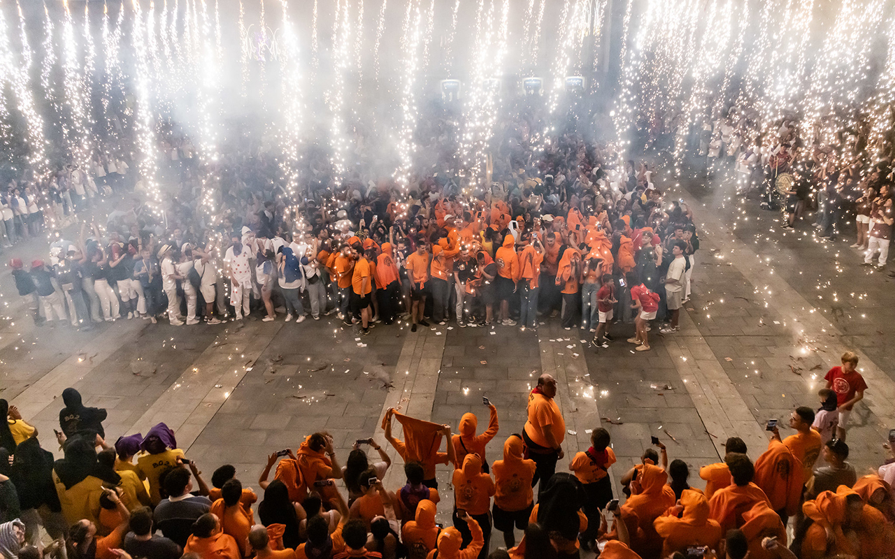 Las peñas despiden las Ferias y Fiestas de Guadalajara desde la plaza Mayor tras una Semana Grande marcada por la participación Las peñas despiden las Ferias y Fiestas de Guadalajara desde la plaza Mayor tras una Semana Grande marcada por la participación