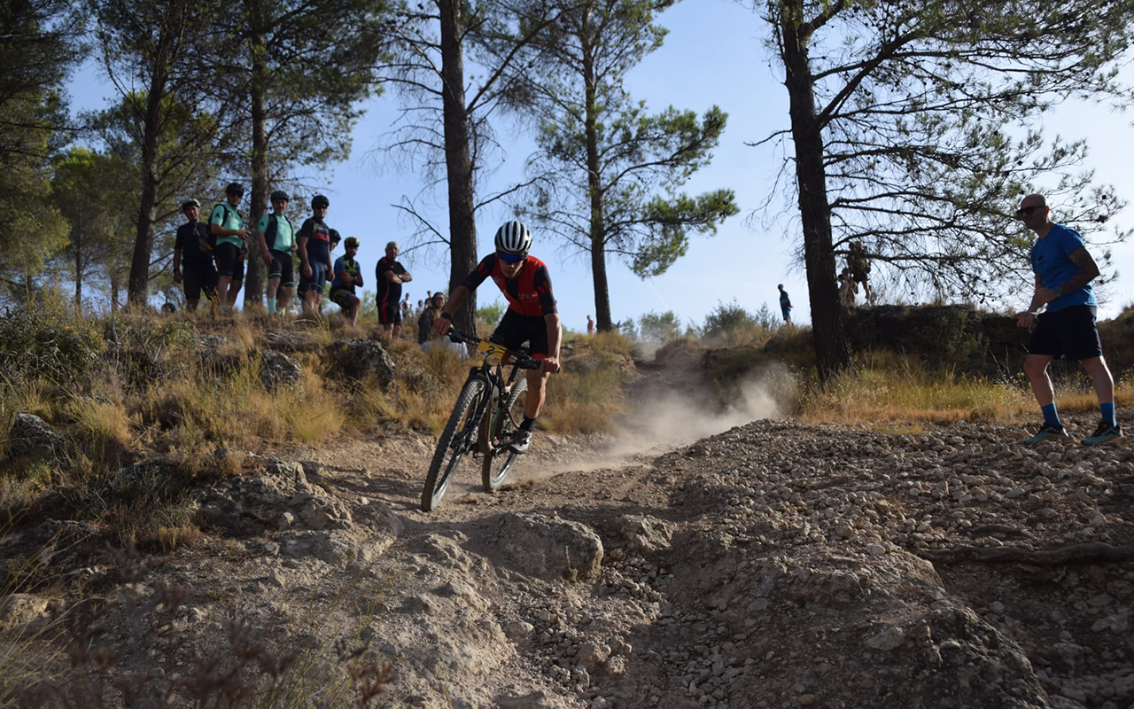 Lola Castellote y Xavier Calaf imponen su ley en los senderos de la capital en el Gran Premio BTT Rujamar Lola Castellote y Xavier Calaf imponen su ley en los senderos de la capital en el Gran Premio BTT Rujamar