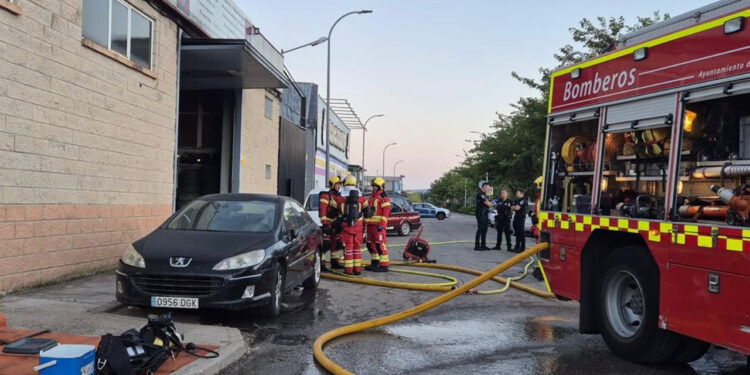 Los Bomberos de Cuenca sofocan un incendio en un taller mecánico del Polígono Cuberg Los Bomberos de Cuenca sofocan un incendio en un taller mecánico del Polígono Cuberg