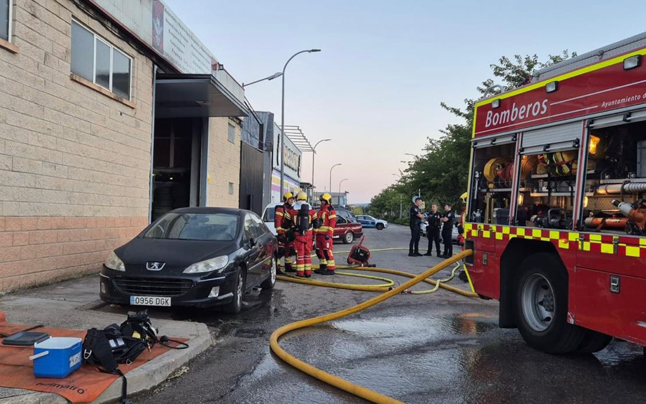 Los Bomberos de Cuenca sofocan un incendio en un taller mecánico del Polígono Cuberg Los Bomberos de Cuenca sofocan un incendio en un taller mecánico del Polígono Cuberg