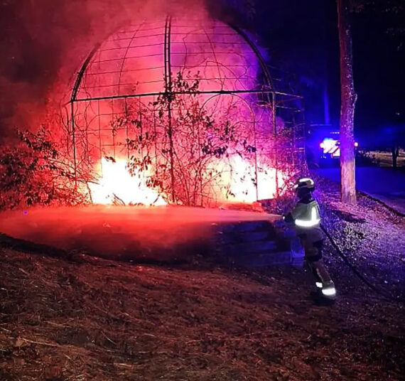 Los Bomberos de Guadalajara sofocan un incendio nocturno en el parque de San Francisco