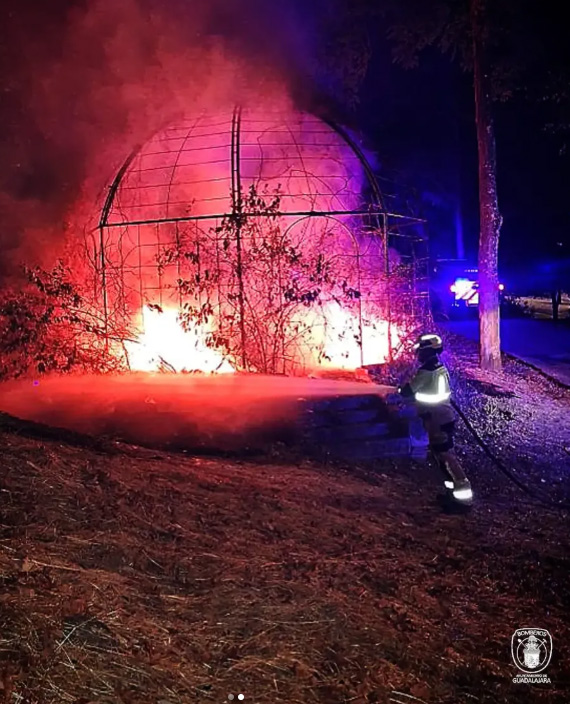 Los Bomberos de Guadalajara sofocan un incendio nocturno en el parque de San Francisco Los Bomberos de Guadalajara sofocan un incendio nocturno en el parque de San Francisco
