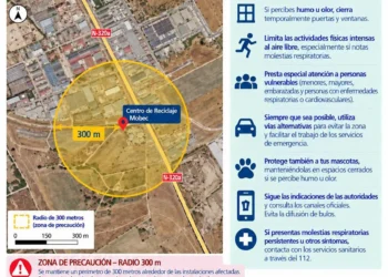Los bomberos continúan sofocando fumarolas en la nave de MOBEC y mantienen el perímetro de seguridad en Cuenca