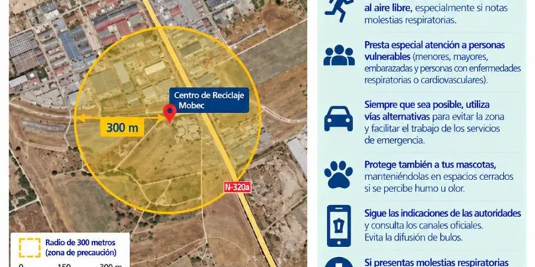 Los bomberos continúan sofocando fumarolas en la nave de MOBEC y mantienen el perímetro de seguridad en Cuenca Los bomberos continúan sofocando fumarolas en la nave de MOBEC y mantienen el perímetro de seguridad en Cuenca