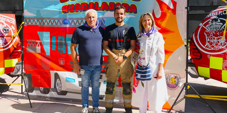 Los bomberos de Guadalajara llenan el parque de la Concordia de rescates y actividades familiares de Ferias