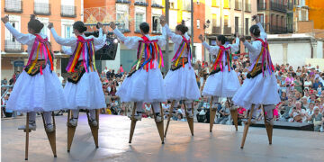 Más de 500 espectadores llenan la Plaza Mayor en el festival folclórico de Guadalajara