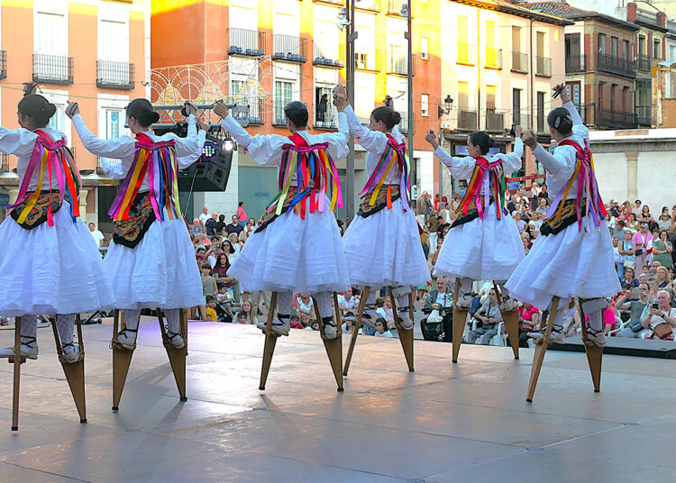 Más de 500 espectadores llenan la Plaza Mayor en el festival folclórico de Guadalajara