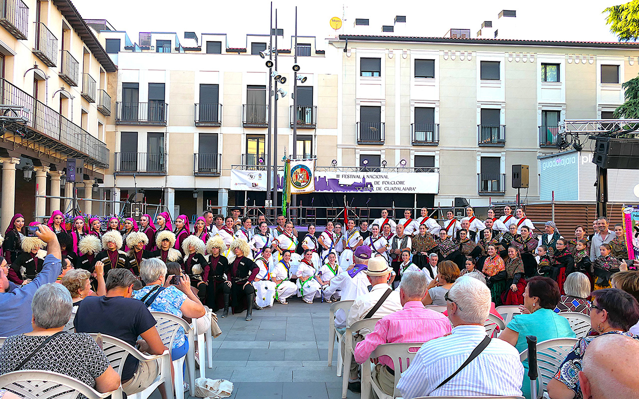 Más de 500 espectadores llenan la Plaza Mayor en el festival folclórico de Guadalajara 1 Más de 500 espectadores llenan la Plaza Mayor en el festival folclórico de Guadalajara