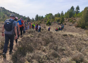 Más de un centenar de senderistas descubren el patrimonio rural y el arte de Huerta del Marquesado en el circuito de Cuenca