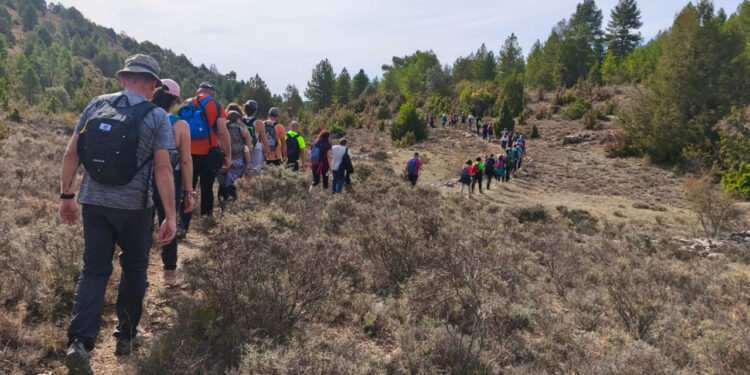 Más de un centenar de senderistas descubren el patrimonio rural y el arte de Huerta del Marquesado en el circuito de Cuenca