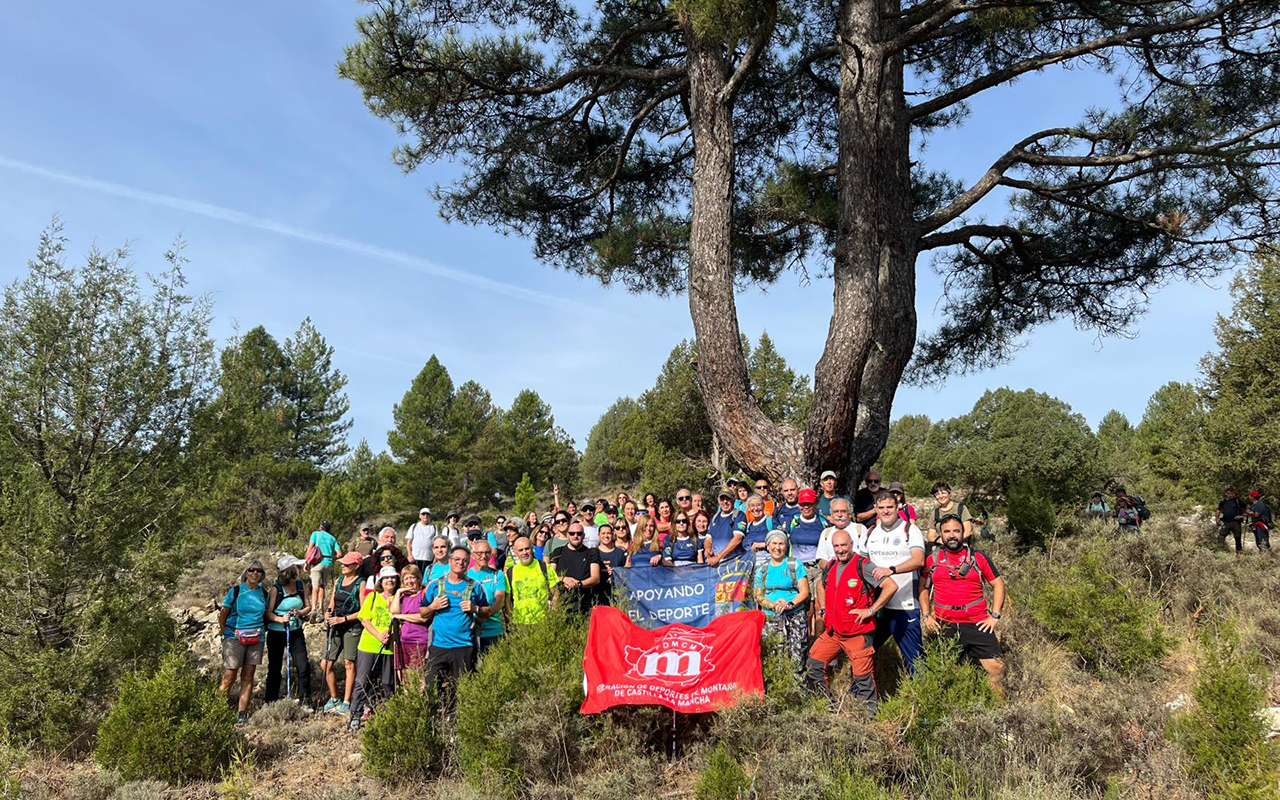 Más de un centenar de senderistas descubren el patrimonio rural y el arte de Huerta del Marquesado en el circuito de Cuenca