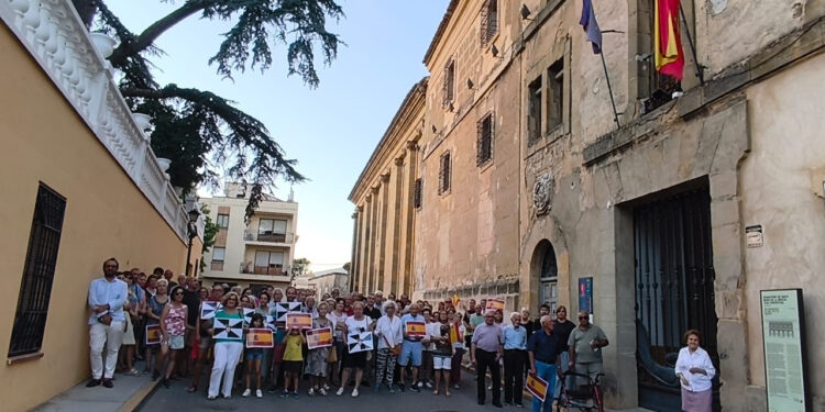 Más de un centenar de vecinos de Huete se concentran en el Ayuntamiento en solidaridad con Ceuta Más de un centenar de vecinos de Huete se concentran en el Ayuntamiento en solidaridad con Ceuta