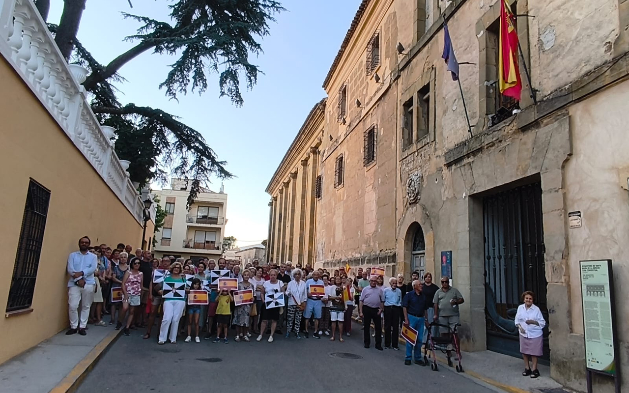 Más de un centenar de vecinos de Huete se concentran en el Ayuntamiento en solidaridad con Ceuta Más de un centenar de vecinos de Huete se concentran en el Ayuntamiento en solidaridad con Ceuta